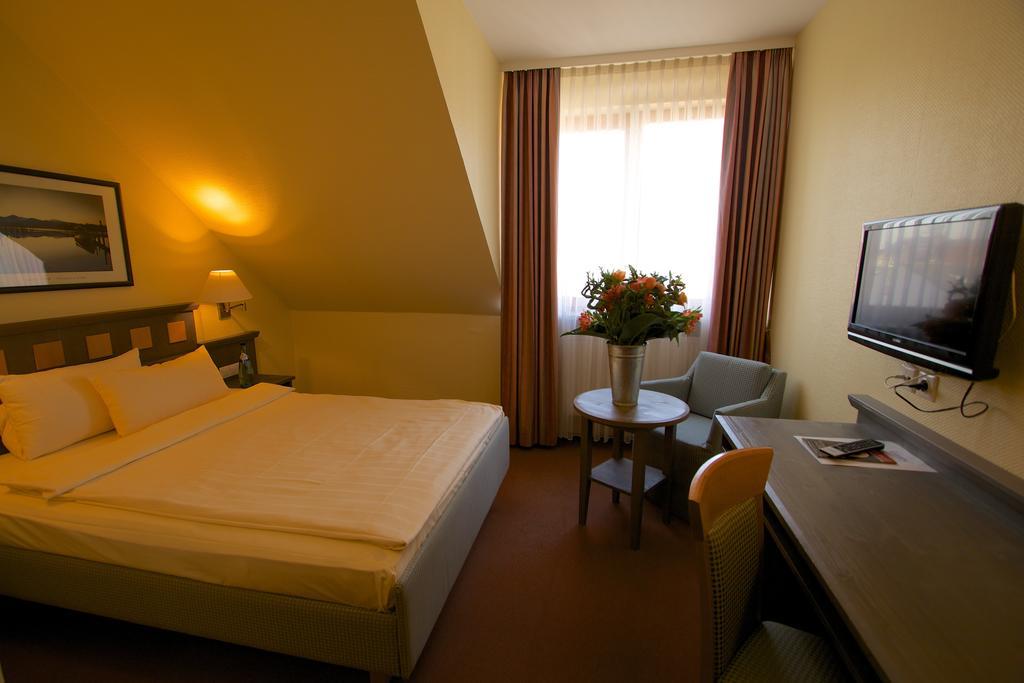 Hotel Zum Loewen Moerfelden-Walldorf Exterior photo